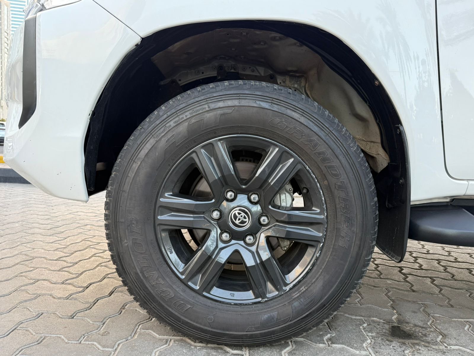 Toyota Hilux SR5 2024 White image
